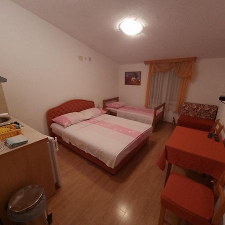 Apartments Cipetic Каштела Екстер'єр фото