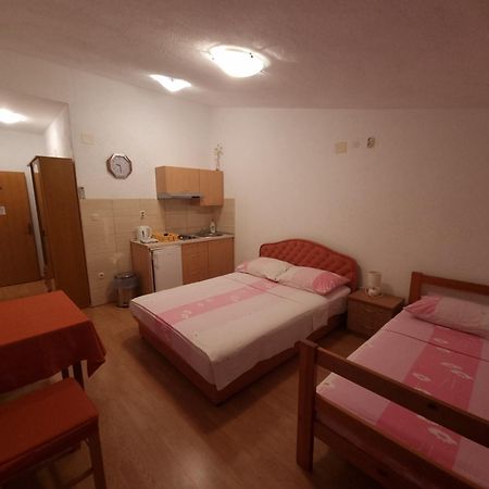 Apartments Cipetic Каштела Екстер'єр фото