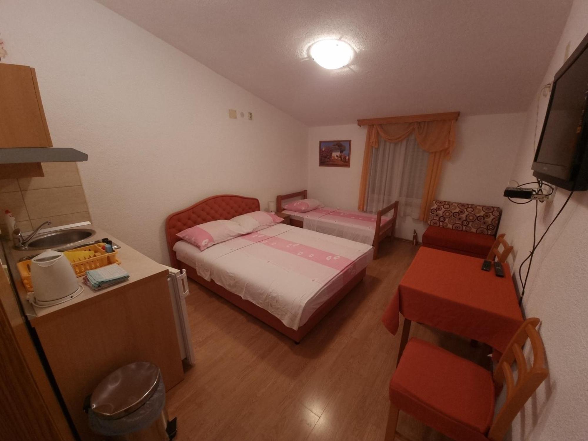 Apartments Cipetic Каштела Екстер'єр фото