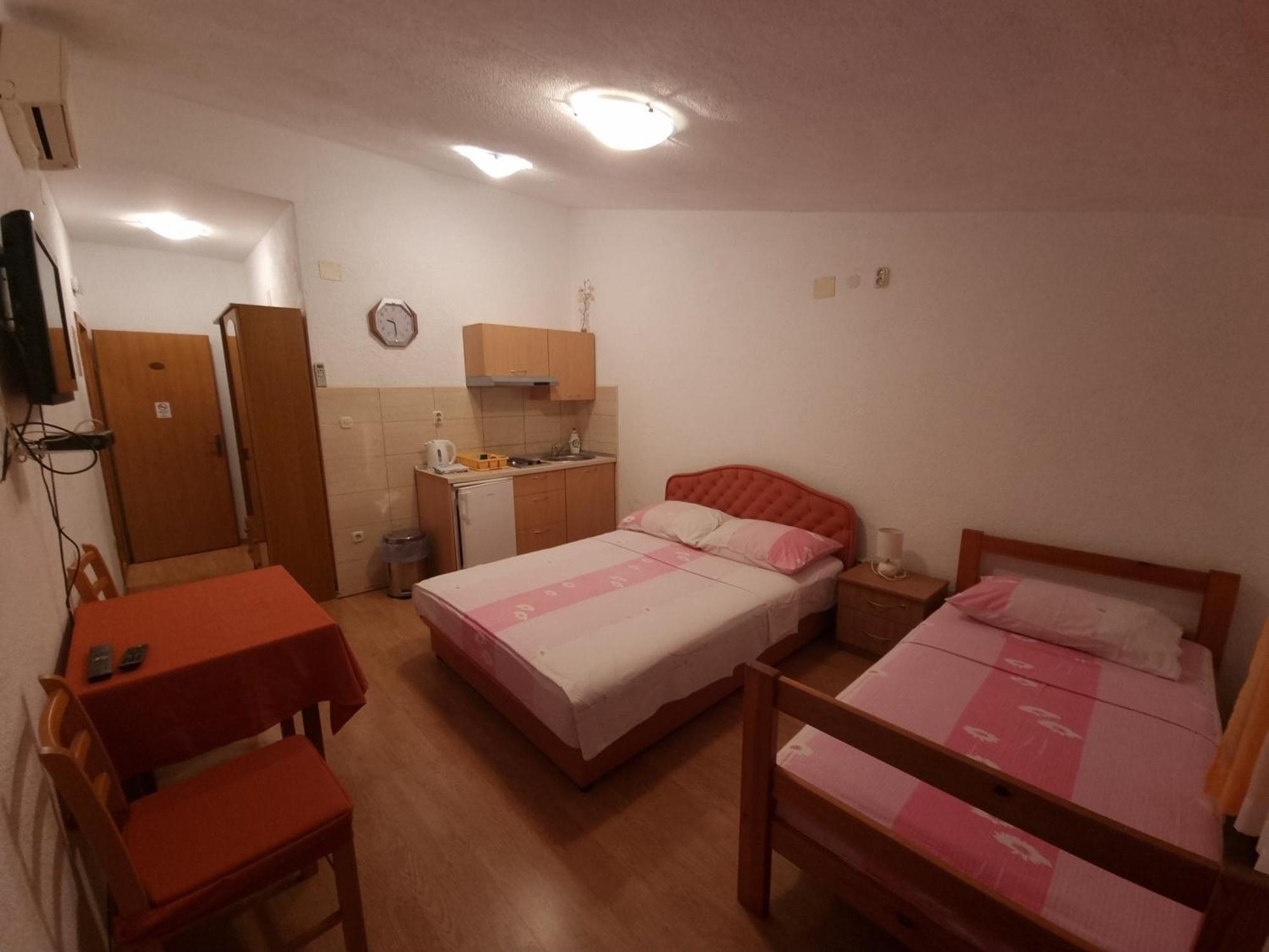 Apartments Cipetic Каштела Екстер'єр фото