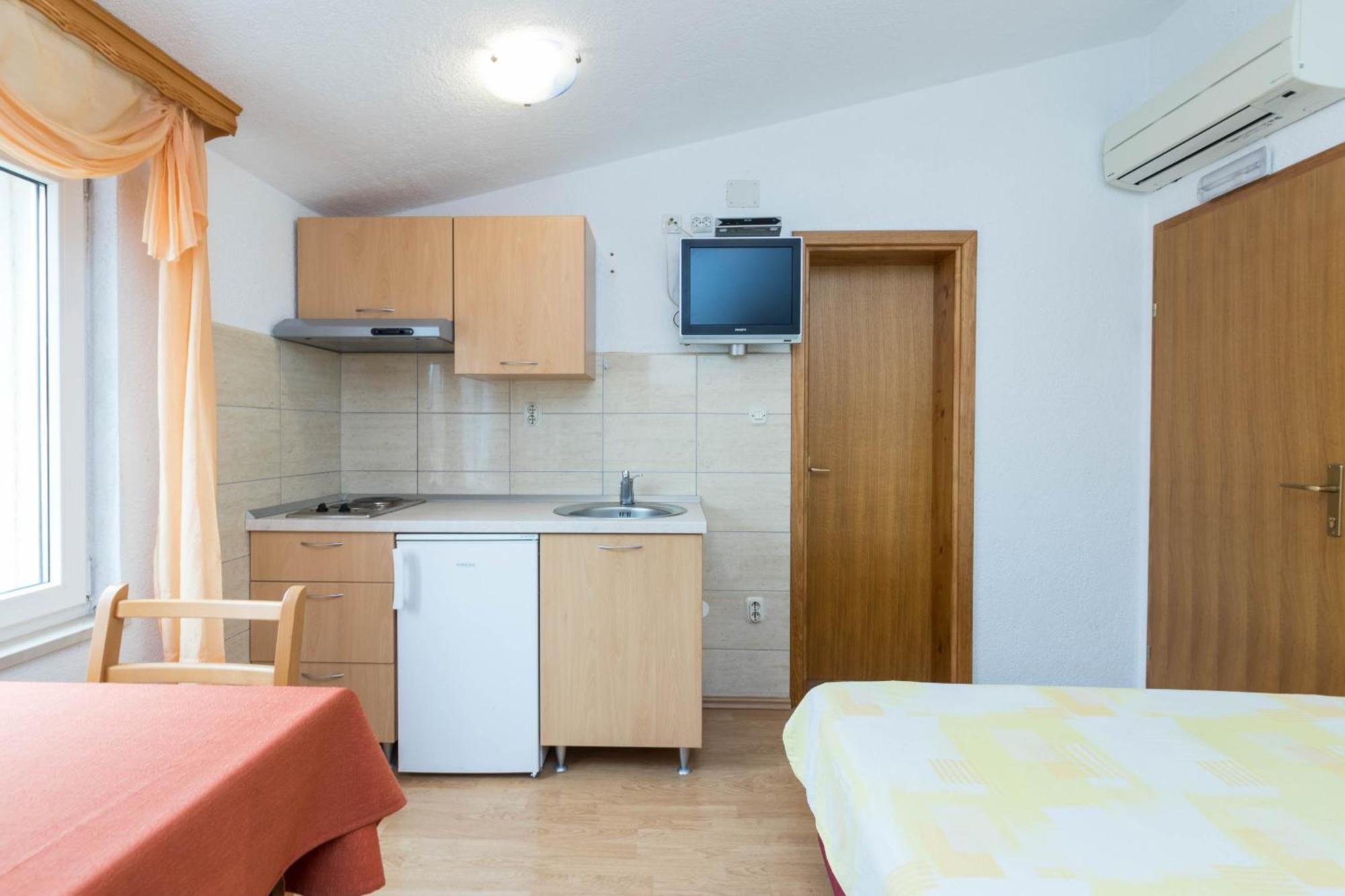Apartments Cipetic Каштела Екстер'єр фото