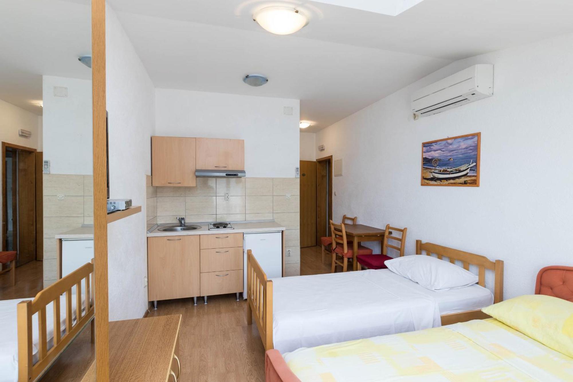 Apartments Cipetic Каштела Екстер'єр фото