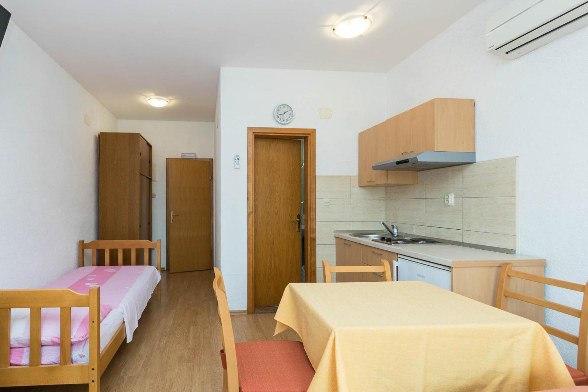 Apartments Cipetic Каштела Екстер'єр фото